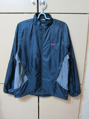 衣市藍~NIKE 立領防風運動外套(M~170/88A~內保暖層~前口袋拉鍊頭氧化~)(220509)