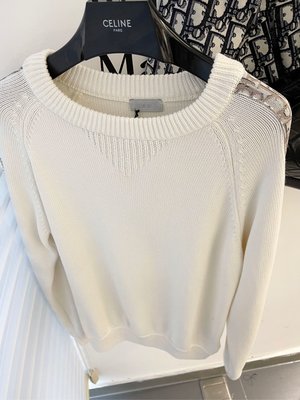 CD Dior 秋冬新款溫柔奶白色毛衣 針織衫， 冬必備溫暖，奶里奶氣很美，真的太實用了！ 精紡羊毛+羊絨混紡紗線，緊密針織，凹凸有致的立體感