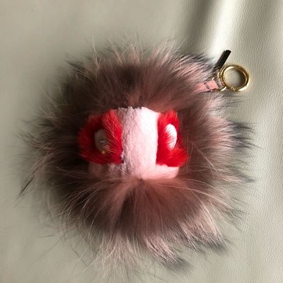 [熊熊之家3]保證正品 Fendi 粉紅臉 咖啡毛 貂毛 水晶眼 包包 吊飾 鑰匙圈