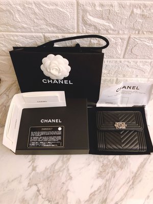 （他團已售）Chanel boy香奈兒銀釦山形紋羊皮短夾