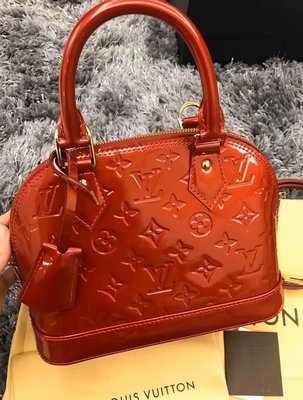 真品  Louis Vuitton LV ALMA BB 紅色 超級美 壓花造型 手提包， 小貝殼包  漆皮 付背帶