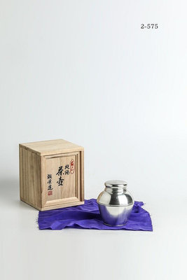 日本帶回  純錫茶葉罐 配木盒包裝見圖一 帶作者款的錫罐