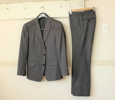 日本專櫃正品 COMME CA MEN 魚口領深灰色條紋商務成套西裝 / 外套+西裝褲 / 44(S號)
