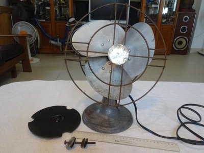 早期電風扇(5)~CALOR~鋁+鐵製~桌上型小電風扇~故障機.零件機~懷舊.擺飾.道具