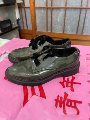 「 二手鞋 」 DAPHNE 女版亮面休閒鞋 22.5cm（深綠）69