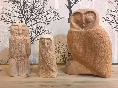 檜木貓頭鷹手工木雕，照片左款，台灣作家的作品～最特別的禮物都在奧爾思～