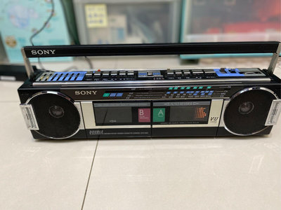 古董 早期 SONY收音機 CFS-W90 日本製 1985年出產，無電源變壓器，經電池測試，收音機仍可廣播及調頻，物品包裝尺寸過大限面交及郵寄，歡迎詢問～