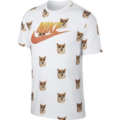【鞋角】Nike 柴犬墨鏡趣味滿版印花T恤BQ0174-100