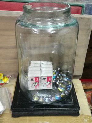 典藏一支台灣早期的玻璃糖果罐,直立的瓶身,古樸有味!