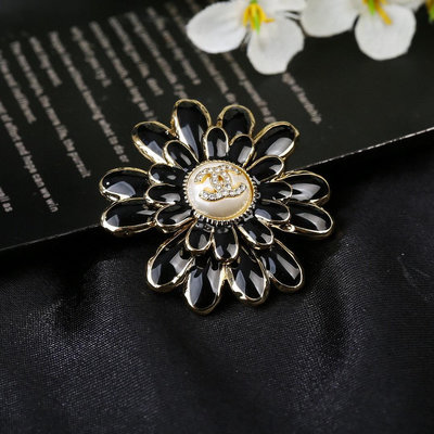 【二手】小香 Chanel 秋冬系列 鉆石 珍珠  花朵胸針  別有心機設計的一款