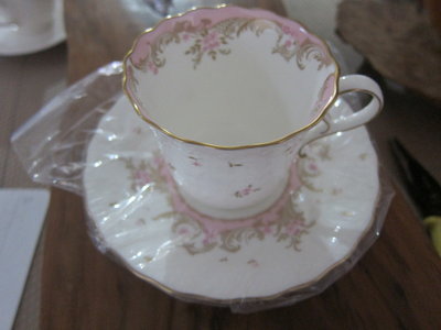 日本製名瓷~鳴海NARUMI骨瓷粉紅小花浮雕系列~茶杯咖啡杯