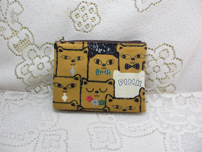 ~琴姐ㄉ店~C129M394~滿版貓咪PINK拼布拉鍊三夾層零錢包。萬用包。三層零錢包。卡片包。~