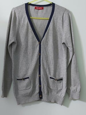 （搬家出清）精緻日本品牌 Apuwriser-riche 灰色針織衫・小外套，灰滾深藍邊銅釦口袋，尺寸 2碼無裡有彈性 MsGracy 三宅一生 CLATHAS