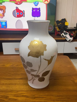 日本大倉陶園35厘米大花瓶一只，無明顯瑕疵和劃痕，底部有藍色