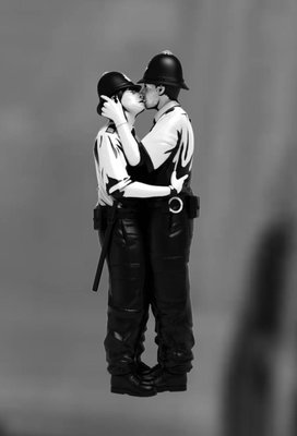 新玩藝 投資...Mighty Jaxx Kissing Coppers by Banksy親吻警察 愛與和平  全新