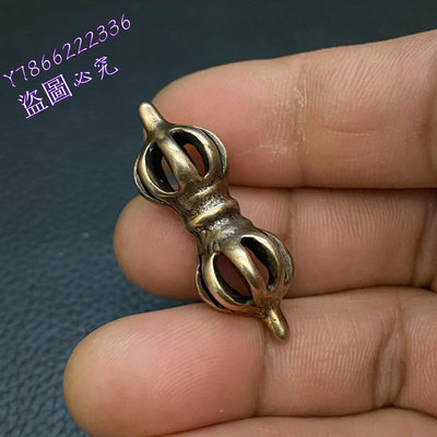 藏傳利馬銅九股金剛杵隨身小法器 【尺寸】37×13mm 重6.8g 【簡介】此件股金剛杵銅質1121 古玩 老貨 雜項【楚風漢韻】