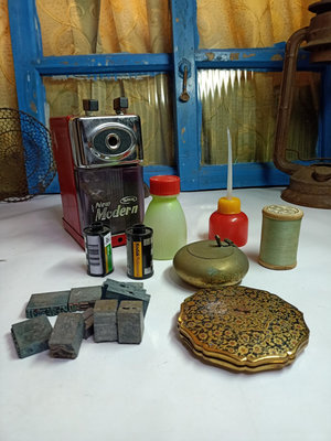 惠惠--早期紅色鐵皮削鉛筆機塑膠調味罐空底片膠卷銅製攜帶型煙灰缸粉盒懷舊風情擺飾分售（紅）