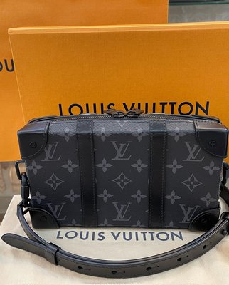女人街國際精品*LOUIS VUITTON LV 經典款 M69838黑色字紋 Soft Trunk 錢包方盒包 斜背包