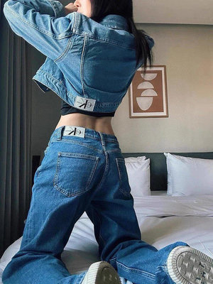 CK Jeans23春季新款女士復古高腰字母皮標直筒寬松水洗藍色牛仔褲