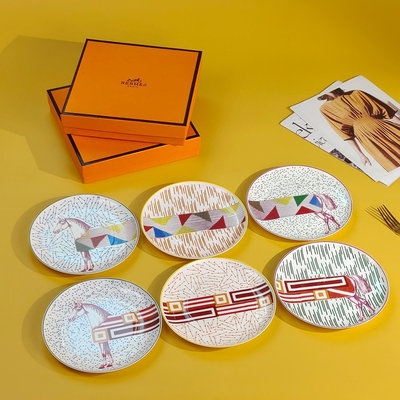 Herme*積木魔方童趣蛋糕西餐盤 藝術家從騎師絲綢和卡通世界汲取靈感，創造出極具童趣的設計 積結幾何元素，色彩跳躍對比鮮明