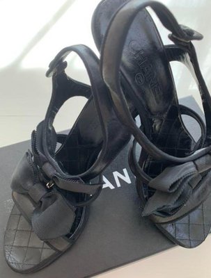 香奈兒 CHANEL 37 - 皮革黑色女涼鞋，整體狀況佳，二手，鞋跟約8公分有鞋盒
