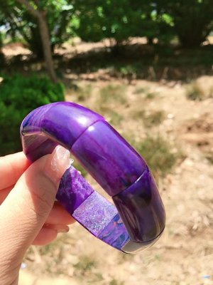 (輕舞飛揚)天然老料舒俱徠大寬版鐲型手排16.7×8.2mm，正宗皇家紫，上手特別美，與手鐲無差，重:49.6g