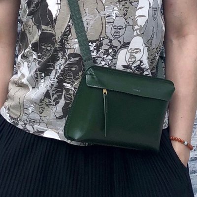 Adole 台灣製，真皮帆布拼接，葉綠色小側背包 斜背包 肩背包，22.5cm X 15.5 cm X 4.5cm 附背帶，原設計為後背包上的小包。只用過一次！