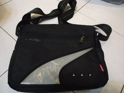 XL ZOLO 黑色側背包,底寬:36*8cm,高度:31.5cm,剛好可放15吋筆電,少用極新,降價大出清