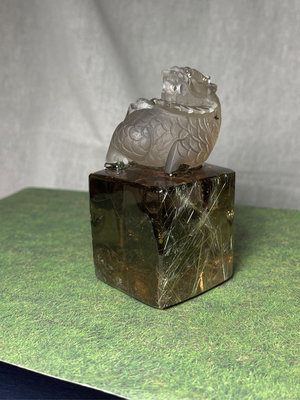 早期收藏老料水晶之王鈦晶冰透水晶雕刻藝術麒麟回首四方印章擺件