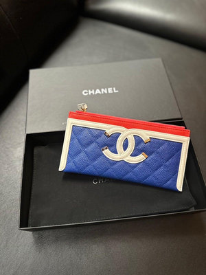 Chanel  95新以上、正常使用  運動風 藍白紅 拼色logo  香奈兒 經典牛皮 荔枝 長款扁夾，皮夾 配件：盒子、緞帶、防塵套、保卡27開
