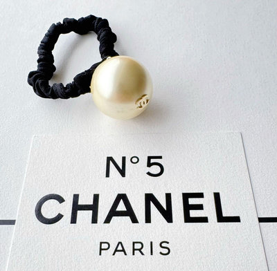 最美 最爆 最難買 CHANEL 法式大珍珠髮圈