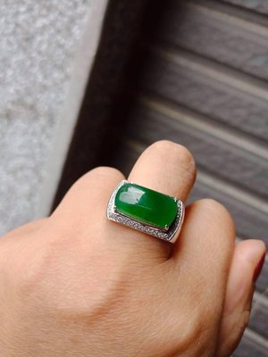 ✧翠玉軒✧ 18k白金伴鑽鑲嵌陽綠翡翠 馬鞍戒指