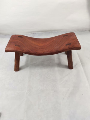 【二手】 紅木小板凳。曲面的，也能當枕頭，品相尺寸如圖所示，榫卯結1741 古玩雜項【楚風漢韻】