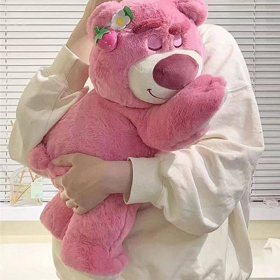 【喵小姐家居】趴款草莓熊 熊抱哥娃娃 熊抱哥 熊抱哥公仔 造型 可愛草莓熊粉色小熊公仔睡覺毛絨生日禮物女生
