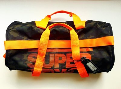 【大囍本舖】Superdry. 英國極度乾燥╱時尚圓筒行李袋