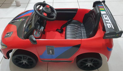 兒童電動車 搖擺功能 類BMW M6 GT3賽車造型 可用手機來遙控  有附遙控器 有音樂 約9成新  特價1780元