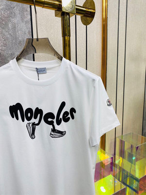 Moncler T恤 上衣 最新款短袖T恤，秀款!行走的品牌胸前設計為品牌Logo加上一雙鞋子搭配，寓意：輕啓春夏序章，隨性序章