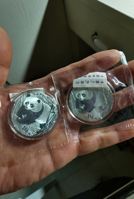 2002年熊貓銀幣 2002年一盎司熊貓銀幣，原封裝帶金總標3611