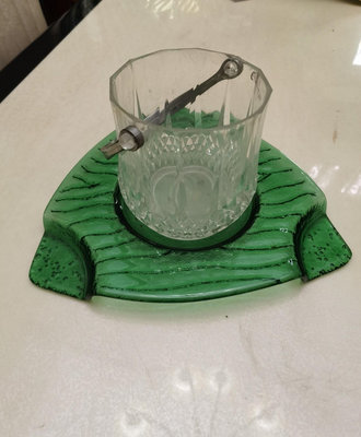 老玻璃盤子，用途很多，做花瓶的底座，或是茶幾上裝糖果瓜子都可