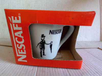 【雀巢咖啡Nescafe】圖案~拿傘老者、雀巢波浪把手造型精緻咖啡杯/馬克杯 (全新含盒)