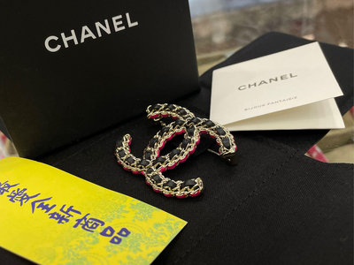 ☆最愛二手精品☆ CHANEL 全新香奈兒金色皮穿鍊雙C LOGO 側邊粉紅色胸針別針 ABB478 XG6755 black pink