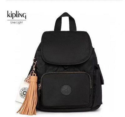 現貨 KIPLING K15635 S號 流蘇系列 黑拼玫瑰金 輕量 多夾層 時尚 雙肩後背包 兩側有口袋