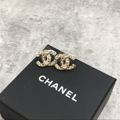 Chanel 耳環 鑲鑽 logo《精品女王全新&二手》
