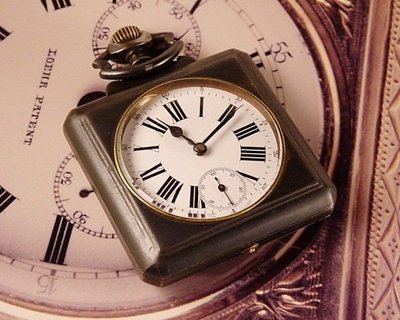 西風(((罕見1890年瑞士古董炮彈鋼四方形支架式大懷錶