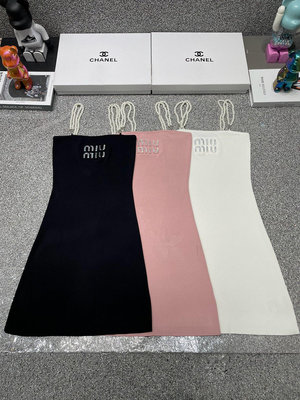 Leann代購~ MIUMIU 24夏季新款珍珠吊帶針織連衣裙女