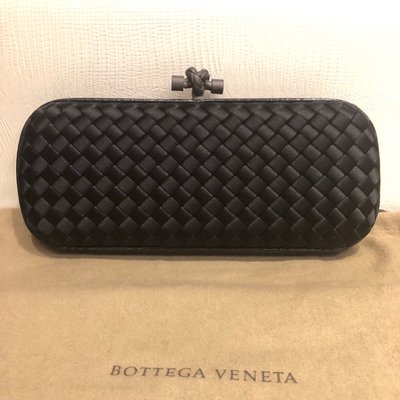 從未使用 BOTTEGA VENETA BV真品 百搭黑色經典緞面編織 晚宴包 （手拿包）蛇紋壓紋滾邊 包包可放 IPHONE 手機及隨身小物