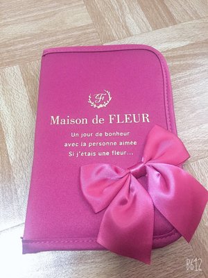 日本Maison de FLEUR桃紅蝴蝶結🎀護照夾 萬用收納包卡片夾筆記本外套 拉鍊有掉一個拉環 二手極新