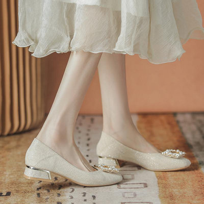 粗跟單鞋女春秋季方頭淺口方扣珍珠時尚百搭法式仙女風訂婚新娘鞋