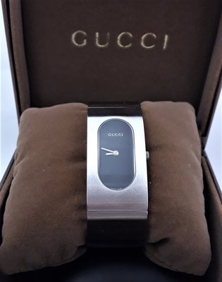 【Jessica潔西卡】GUCCI 古馳2400L黑色面時尚手鐲型石英女錶.附原裝錶盒
