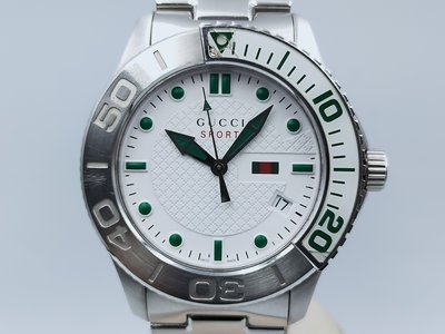 【發條盒子H1329特價中】GUCCI 古馳 G-Timeless 白面石英 不銹鋼大錶徑 日期顯示 潮男腕錶